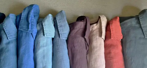 Camisas de lino en varios tonos, mostrando la diferencia entre lino y lino lavado por su textura y caída.